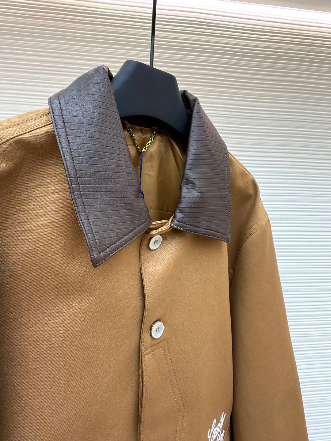 LOUIS VUITTON koi jacquard lapel jacket ●Original version: purchased and developed for 106000 ●Item number: 1681205-C15 ●Fabric: high-quality cotton fabric ●Technology: jacquard production ●Color: brown ●Version: fitted version ●Weight: about 980 grams ●Size: S-M-L-XL ●Description: Made of high-quality cotton fabric, crisp and textured. The leather splicing part of the collar has been carefully tanned and polished to make it soft and glossy. The splicing with the cotton fabric adopts seamless lamination technology; the pattern embroidery adopts multi-color three-dimensional embroidery technology, and different colors of silk threads are layered for embroidery, so that the pattern presents a rich three-dimensional sense and color levels. , the stitching is fine and even, the pattern details are clear and vivid, as if giving the pattern a sense of life; it is made of customized metal material, and has been polished, plated and other processes, the surface is smooth and textured, the stitching at the seams between the buttons and the body is firm, and the opening and closing is smooth, adding exquisite hardware embellishments to the overall shape. The overall wiring is straight and delicate, the fabric is comfortable and soft, and the color is consistent without color difference. It can be matched with the same style to create a fashionable look and control various occasions. Customized accessories, complete with three standards, same style for men and women!